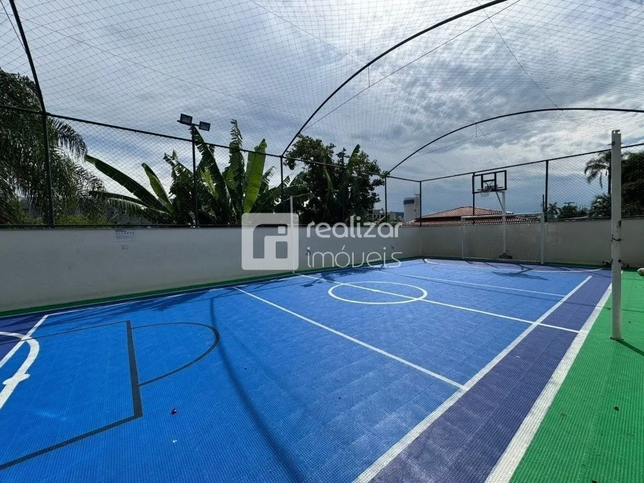 Balcony with a grill in a 3-bedroom apartment, 94 m² — photo 18