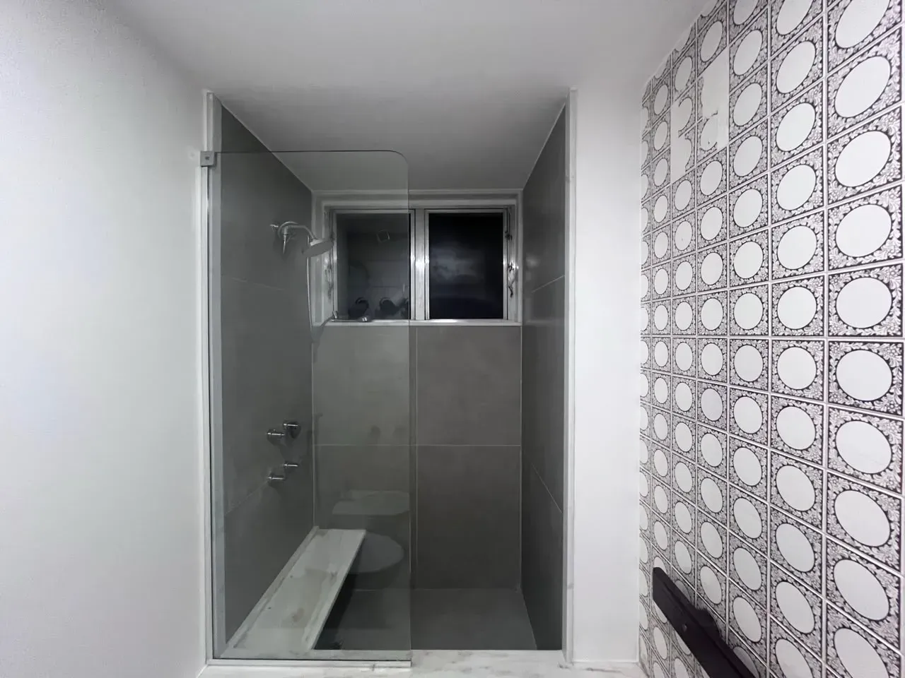 Apartment with a closed-off kitchen and room to work — photo 16