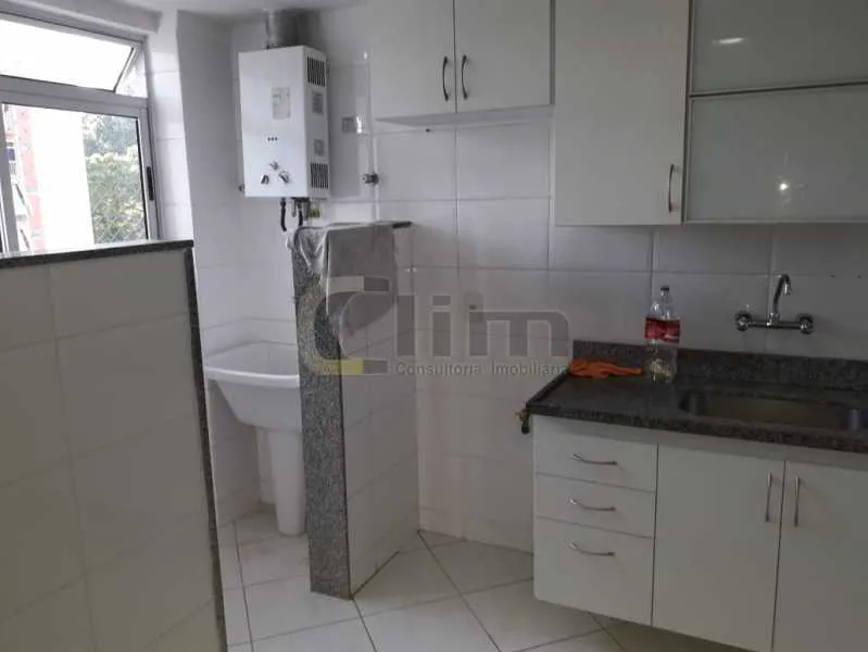 3-bedroom apartment in a building with a pool — photo 3