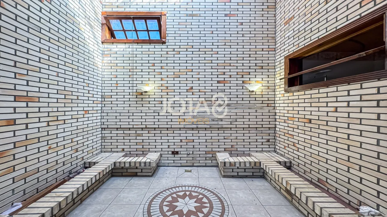 532 m² house with a built-in balcony grill — photo 19