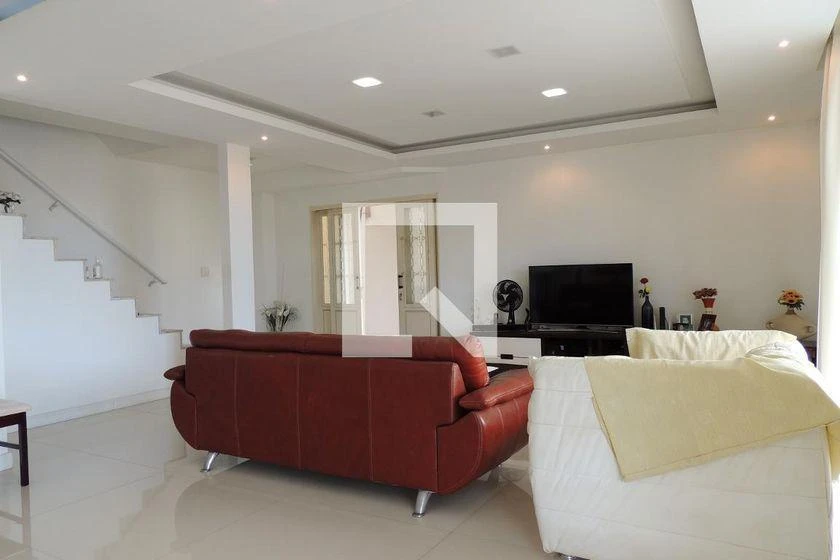 5-bedroom house with a home office