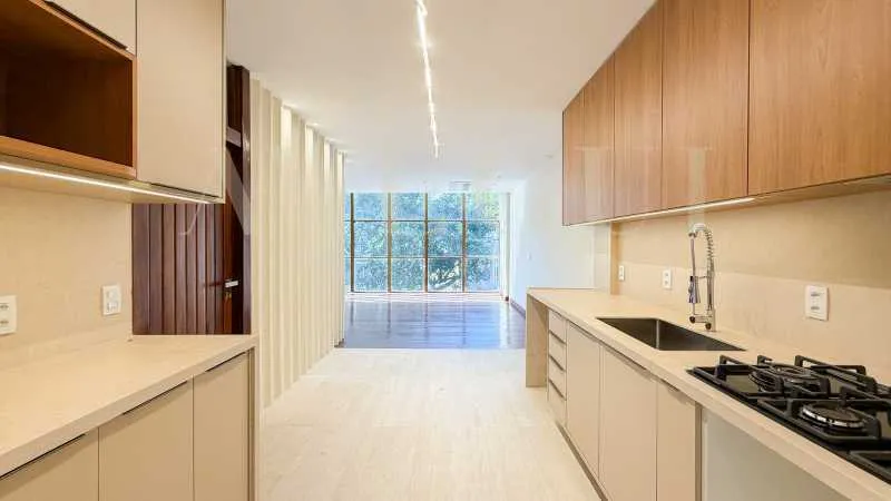 Floor-to-ceiling windows in a 3-bedroom apartment, 170 m² — photo 2