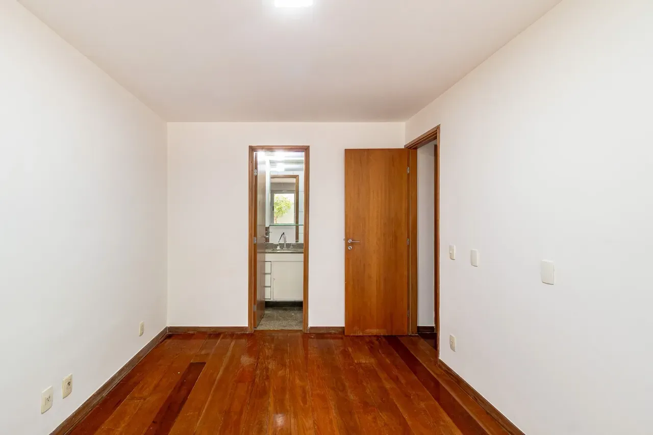 Walk-in closet in a 3-bedroom apartment, 110 m² — photo 14
