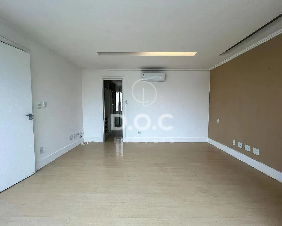 Floor-to-ceiling windows in a 5-bedroom house, 300 m² — photo 6
