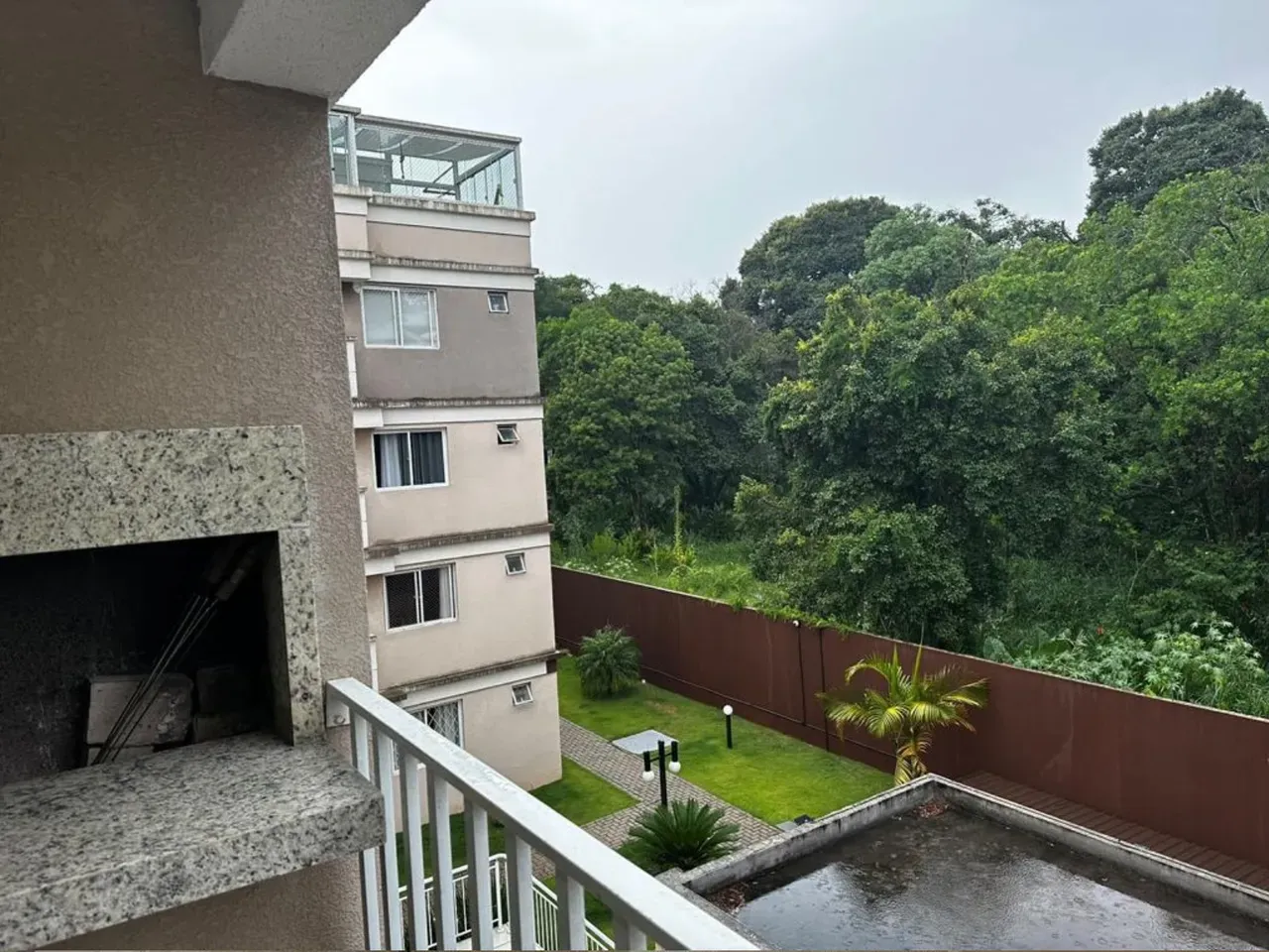Balcony with a grill in a 2-bedroom apartment, 50 m² — photo 4