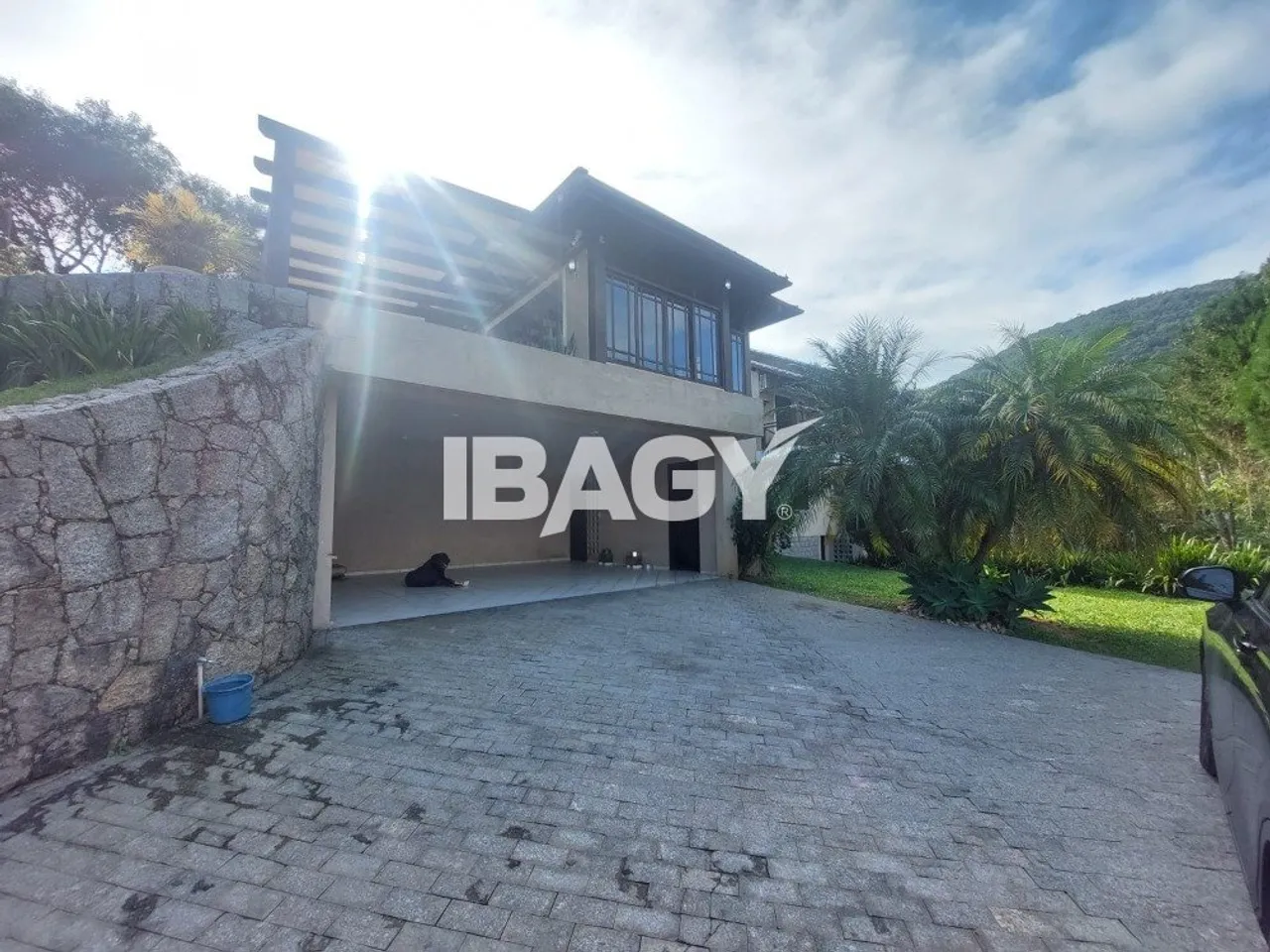 House with 5 bedrooms and an open kitchen with gas stove — photo 16