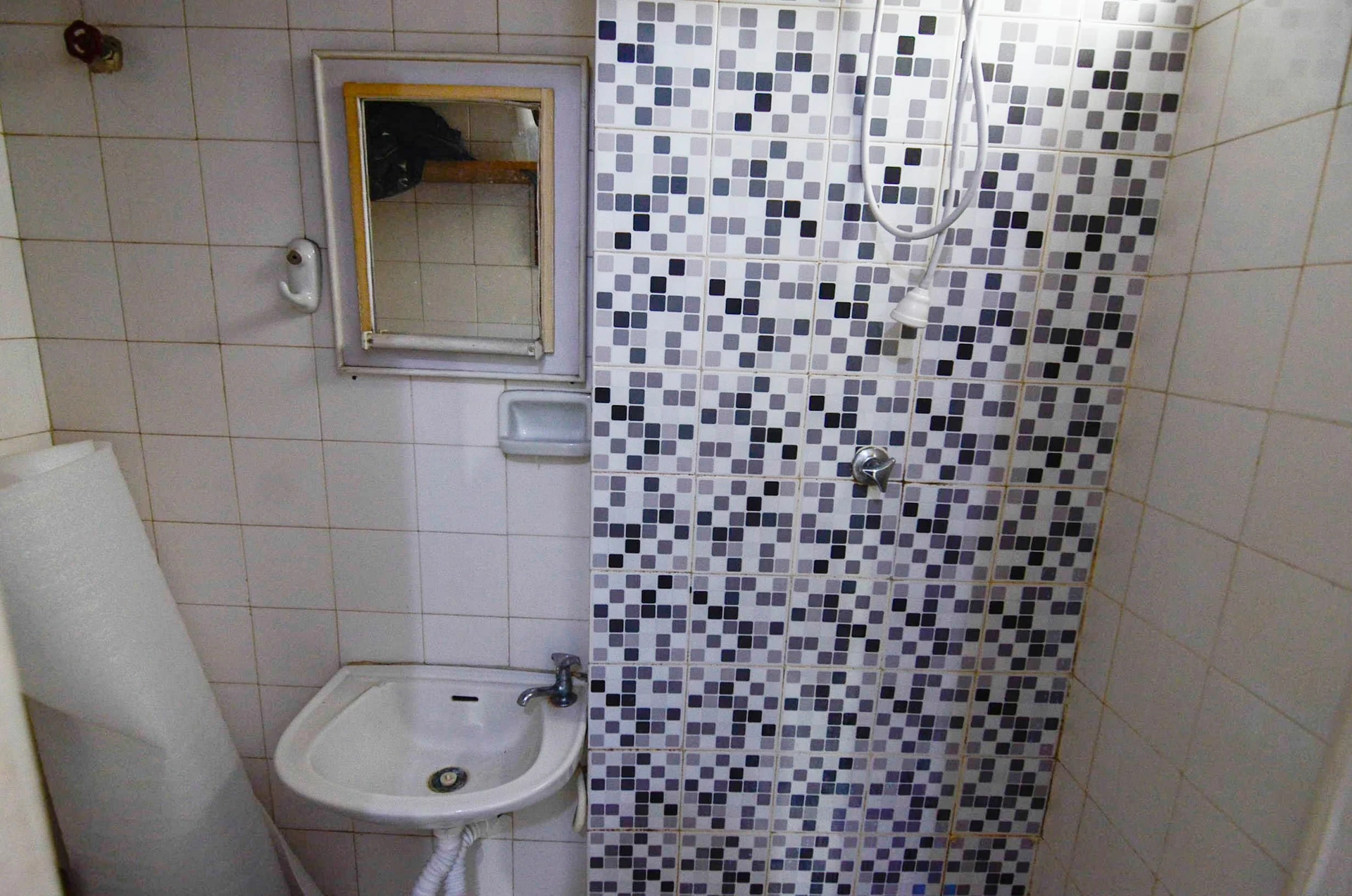 Unfurnished apartment with 2 bedrooms and a balcony — photo 20