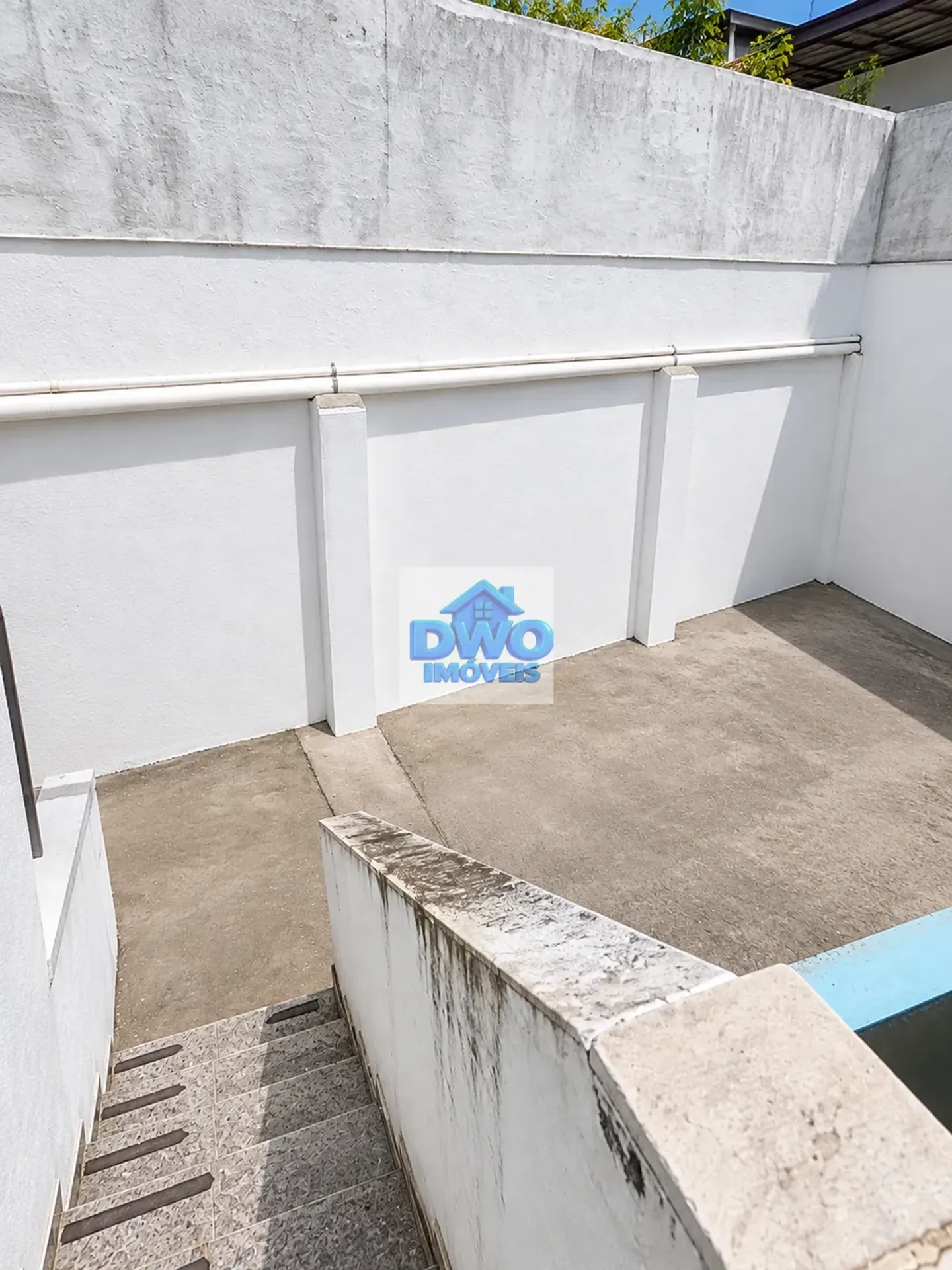 House, 200 m², with a glass-enclosed balcony — photo 25