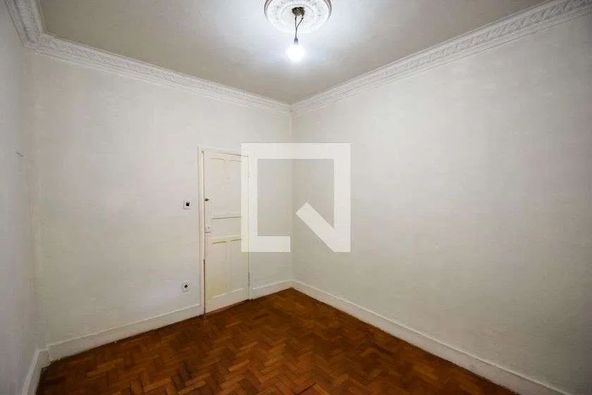 Wood or laminate floors in a one-bedroom apartment, 42 m² — photo 11