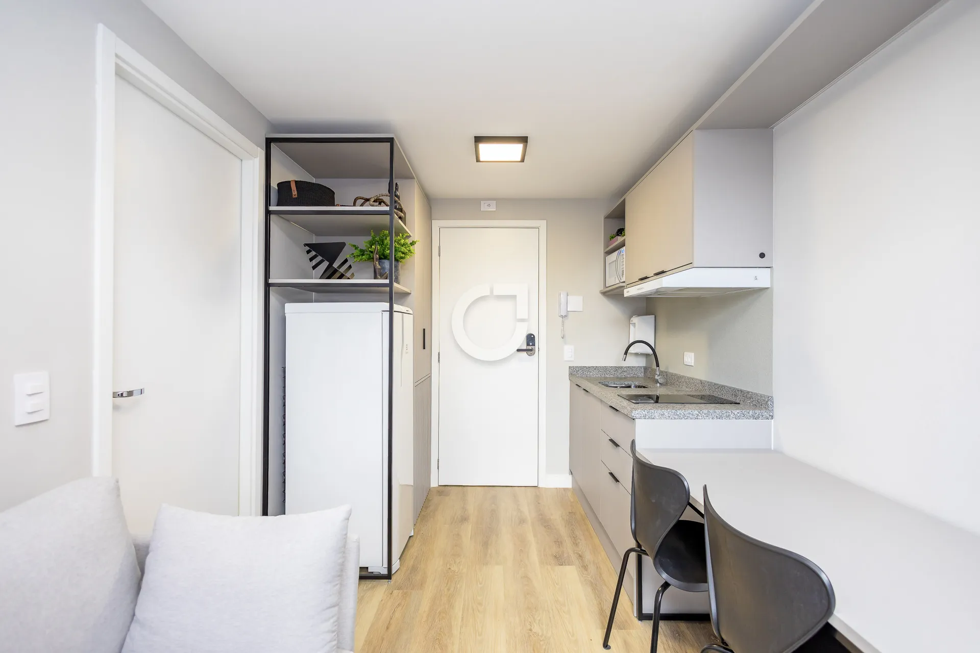 Furnished 1-bedroom apartment with open-plan kitchen — photo 3