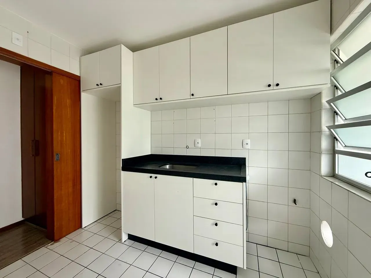 Apartamento sem mobília com 2 quartos e vaga