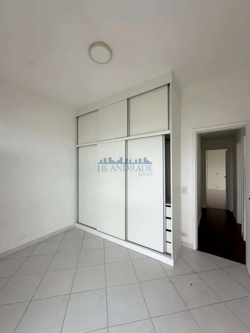 Glass-enclosed balcony in a 4-bedroom apartment, 197 m² — photo 26