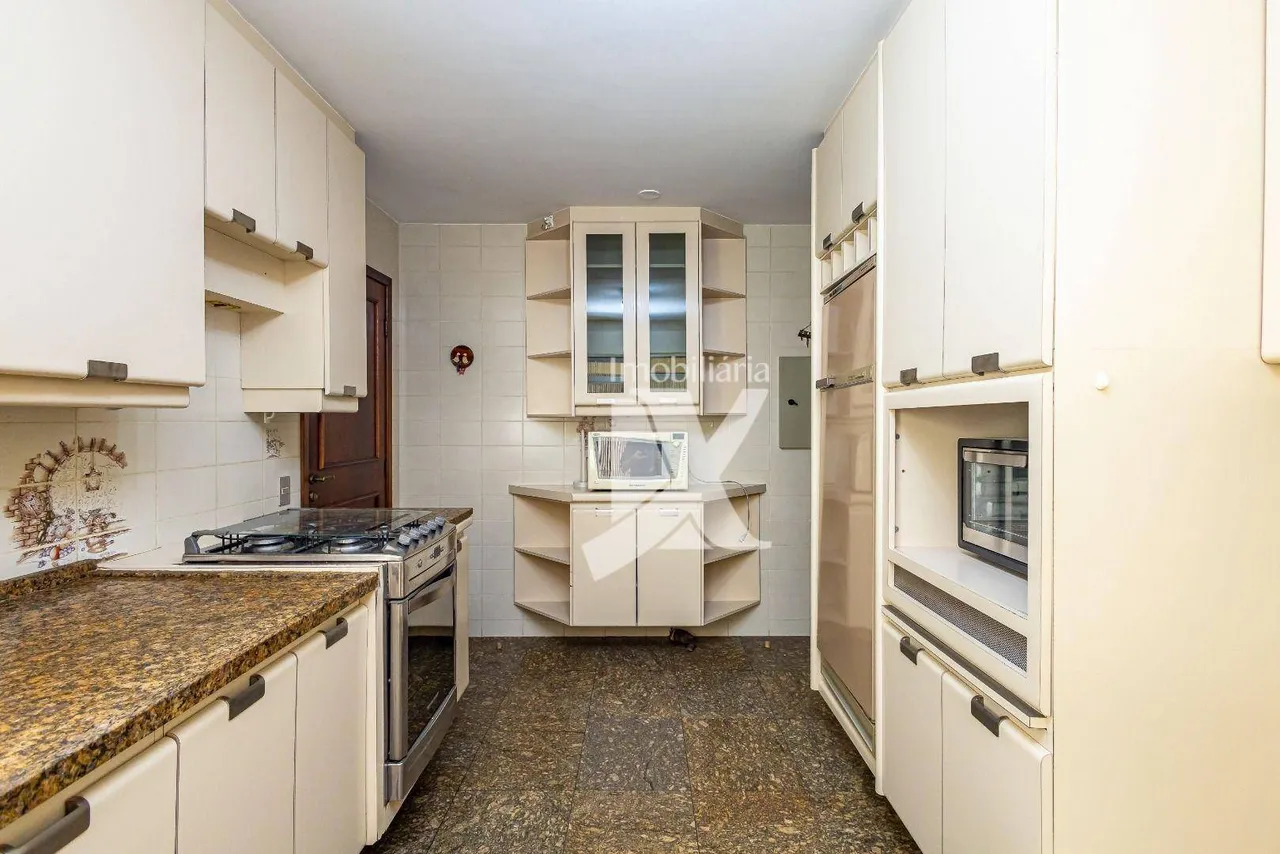Furnished 3-bedroom apartment with balcony — photo 11