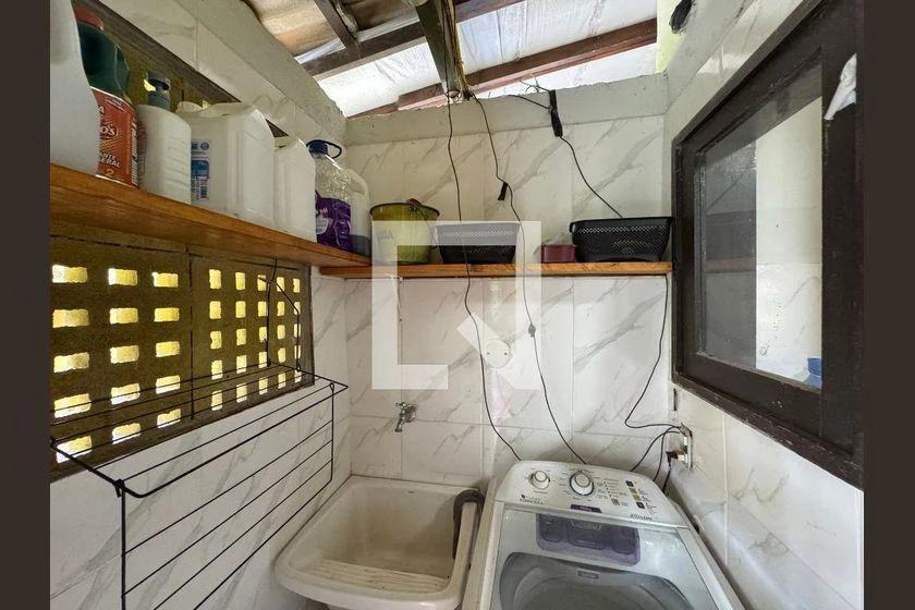 140 m² house with a walk-in closet and a home office — photo 16