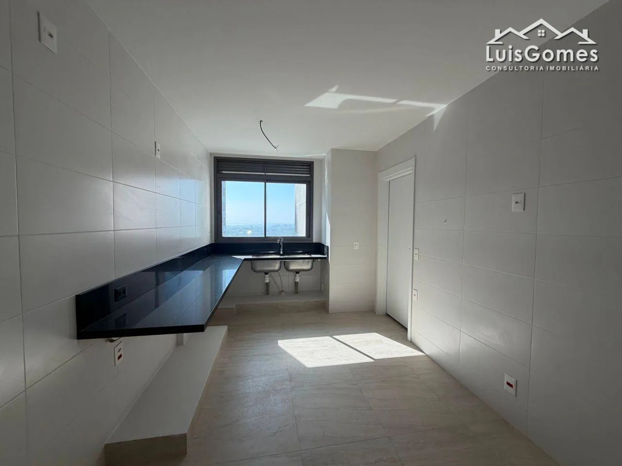 Apartment with 4 suites and a balcony view — photo 10