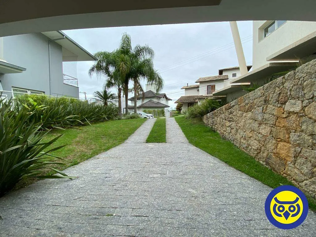 3-bedroom house with a water view — photo 26