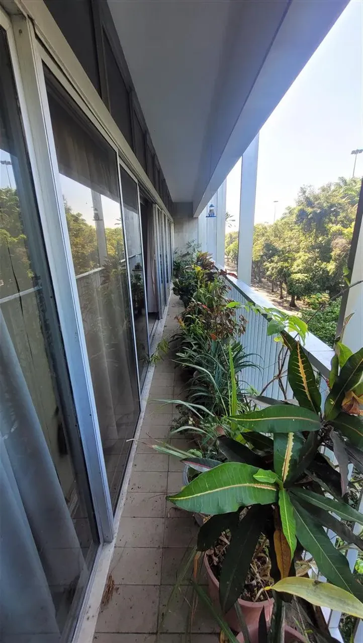 4-bedroom apartment with 280 m² and a glassed balcony — photo 8