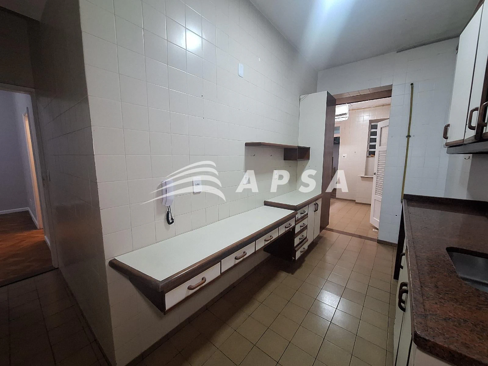 Wood or laminate floors in a 4-bedroom apartment, 120 m² — photo 2