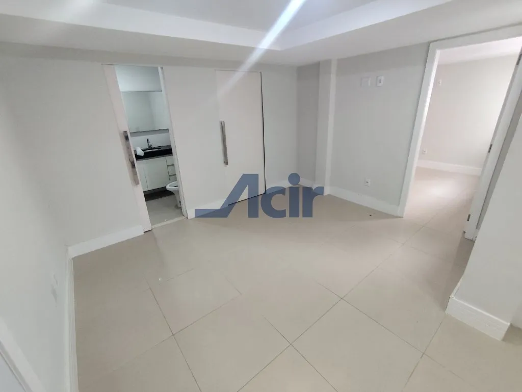 One-bedroom apartment in a building with a gym — photo 19