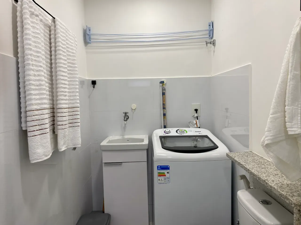 One-bedroom apartment with a washing machine — photo 13