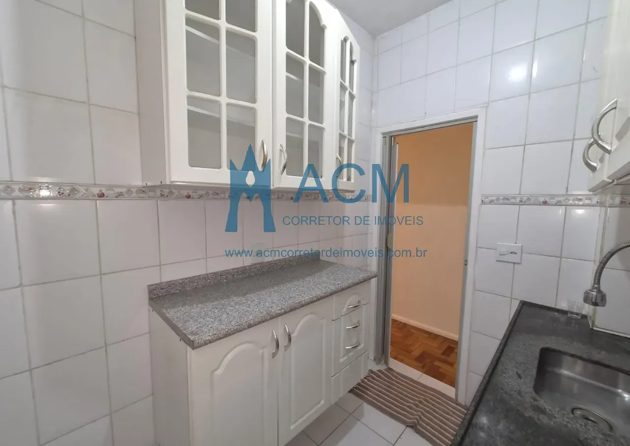 Wood or laminate floors in a one-bedroom apartment, 52 m² — photo 4