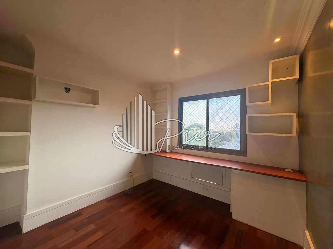 4-bedroom apartment with a glass-enclosed balcony — photo 3