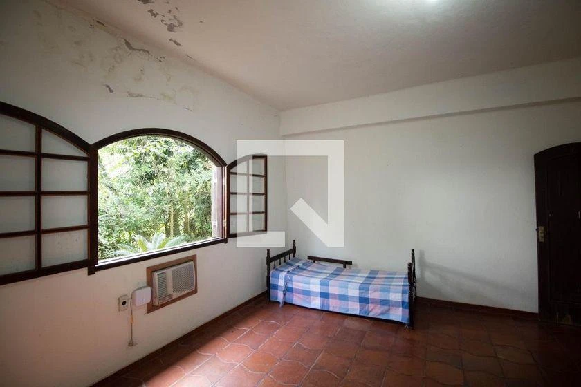 Furnished house with 4 bedrooms and 215 m² — photo 21