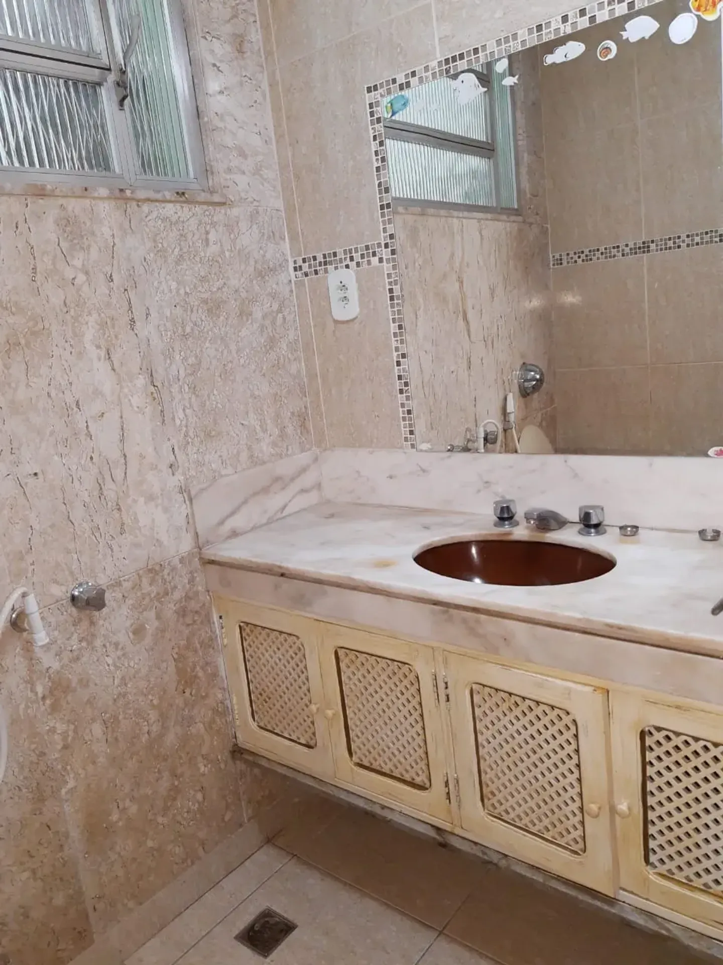 Bathtub in a 5-bedroom house, 240 m² — photo 34