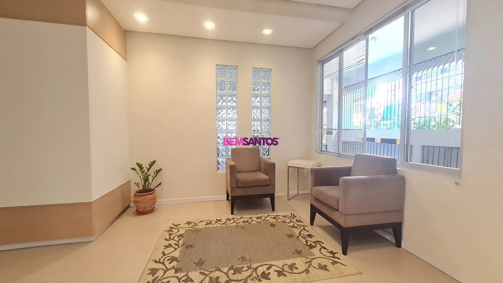 Furnished 4-bedroom apartment with a balcony — photo 31