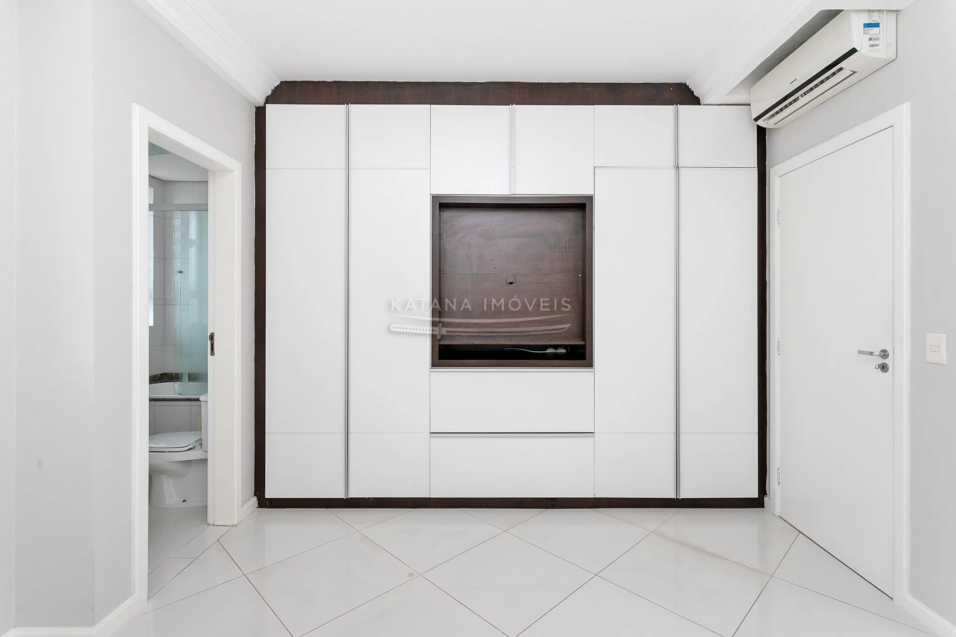 4-bedroom apartment with a bathtub in Florianópolis — photo 25
