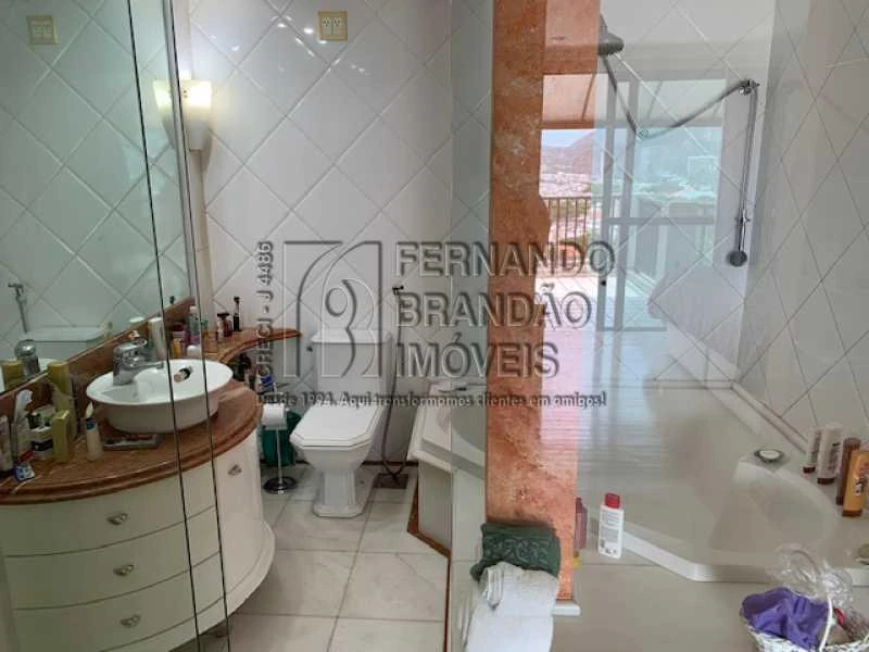 4-bedroom apartment with a bathtub — photo 16