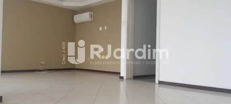 Unfurnished apartment with 4 bedrooms and 3 bathrooms — photo 17