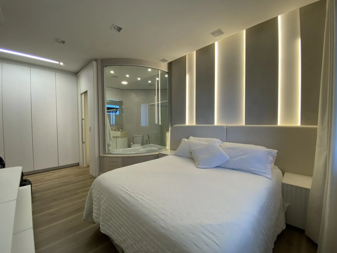 318 m² apartment with a bathtub and a water view — photo 5