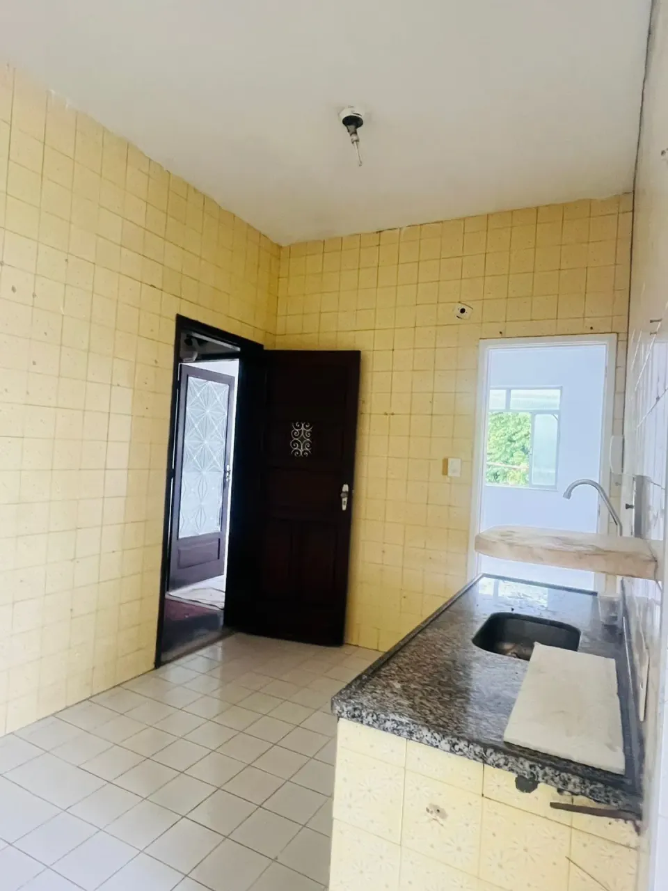Apartamento sem mobília com 2 quartos e 1 banheiro