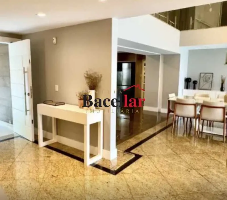 Floor-to-ceiling windows in a 5-bedroom house, 768 m² — photo 15