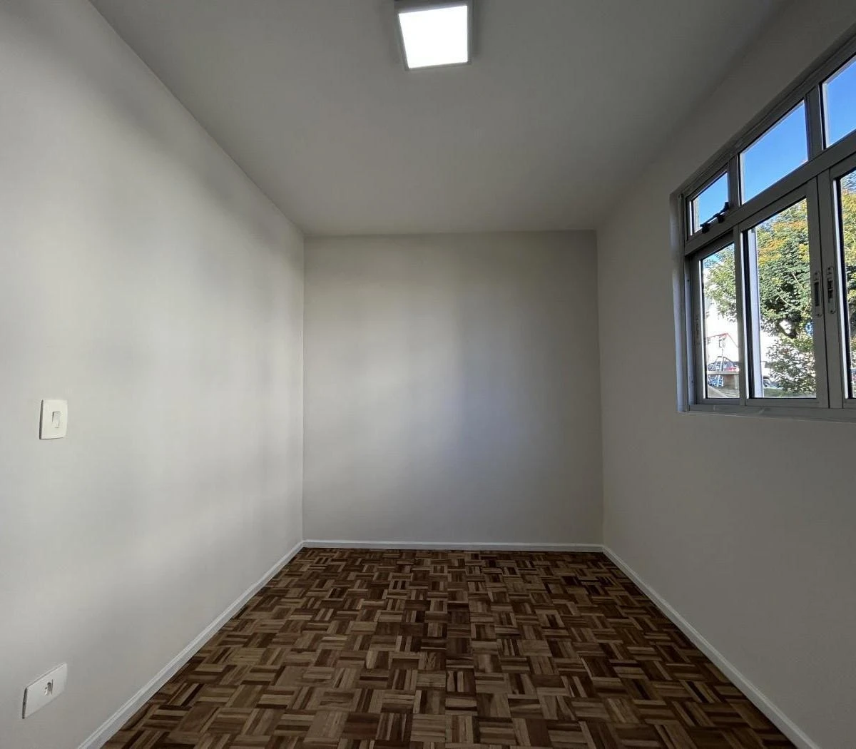 2-bedroom apartment with wood or laminate floors in Curitiba — photo 4