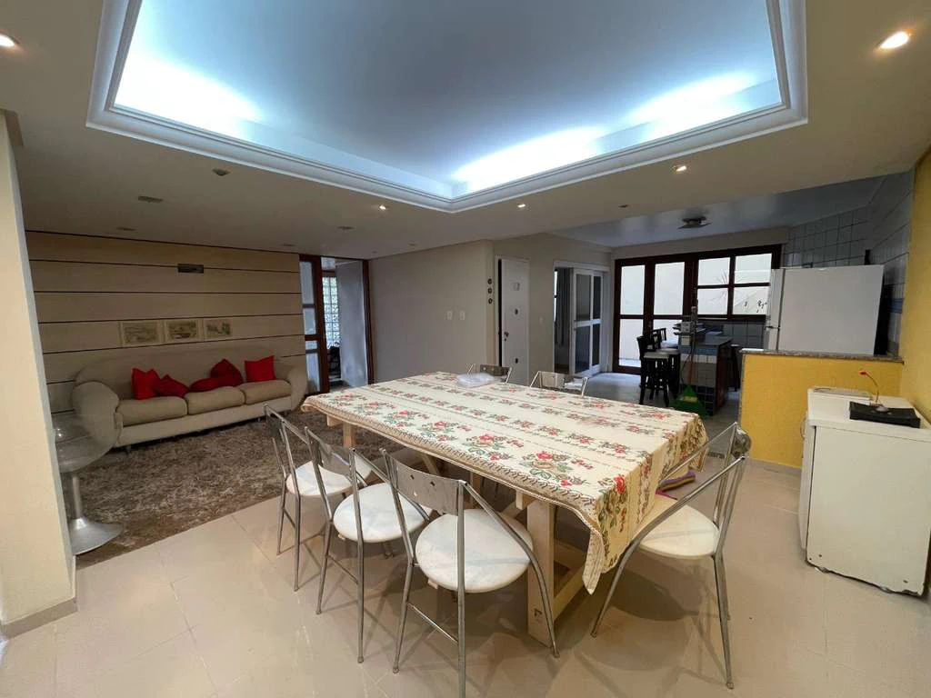 House with 5 bedrooms and 282 m² with private yard BBQ — photo 4