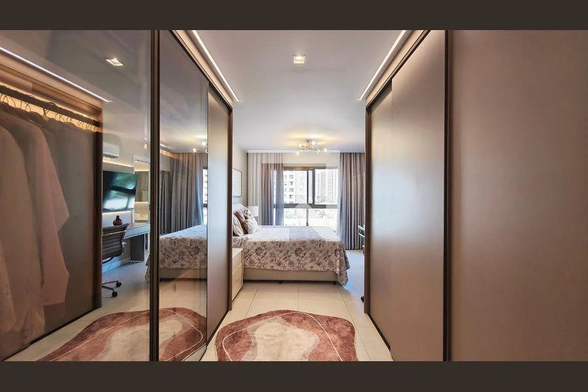 4-bedroom apartment with a glass-enclosed balcony — photo 5