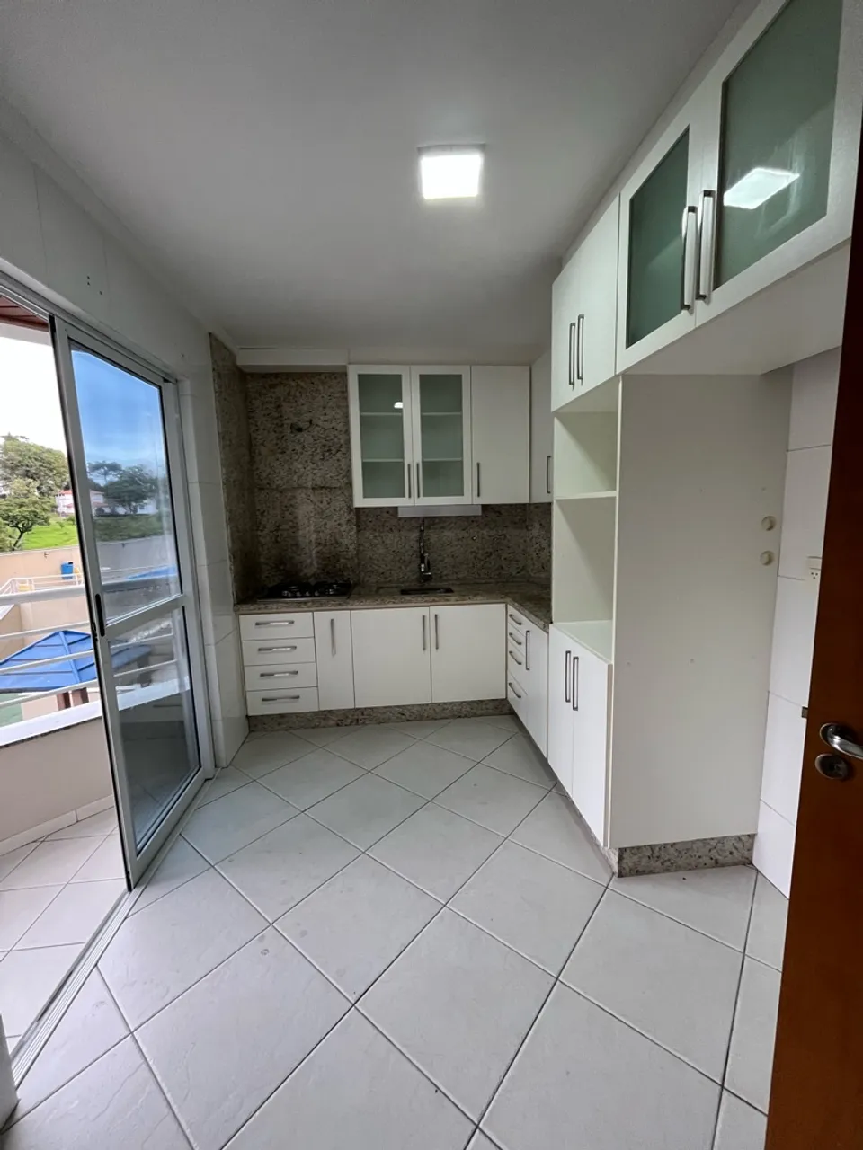 4-bedroom apartment in a building with a pool — photo 2