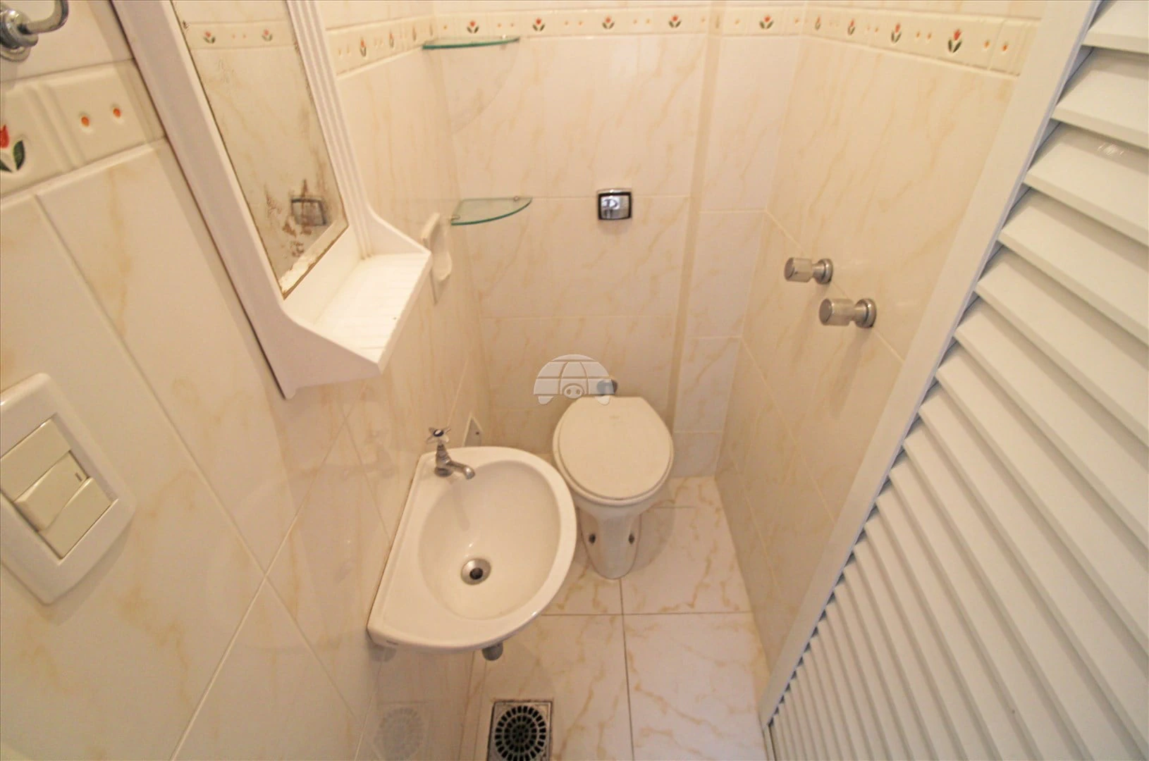 2-bedroom apartment with wood or laminate floors in Curitiba — photo 6