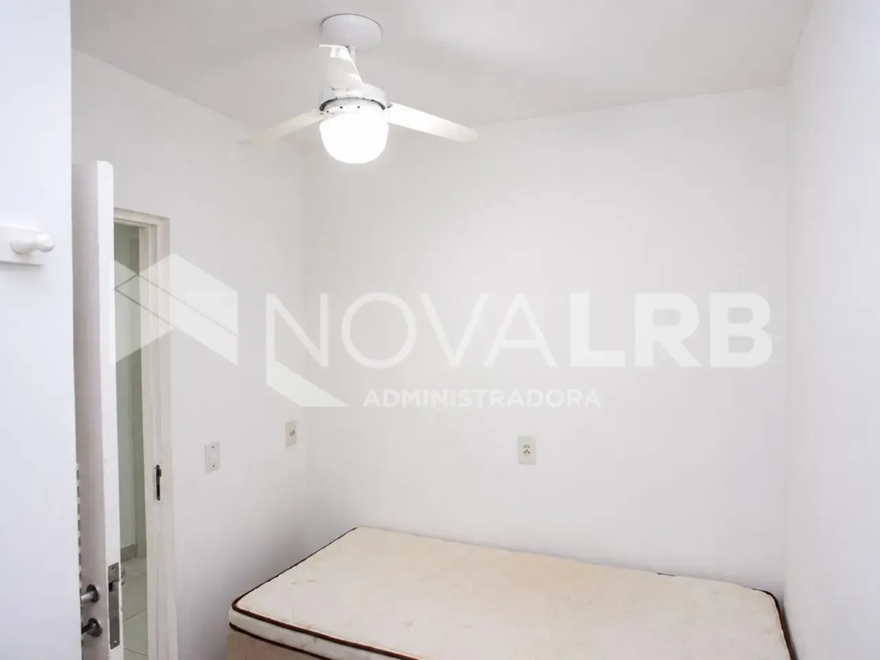 4-bedroom apartment with enclosed glass balcony — photo 64