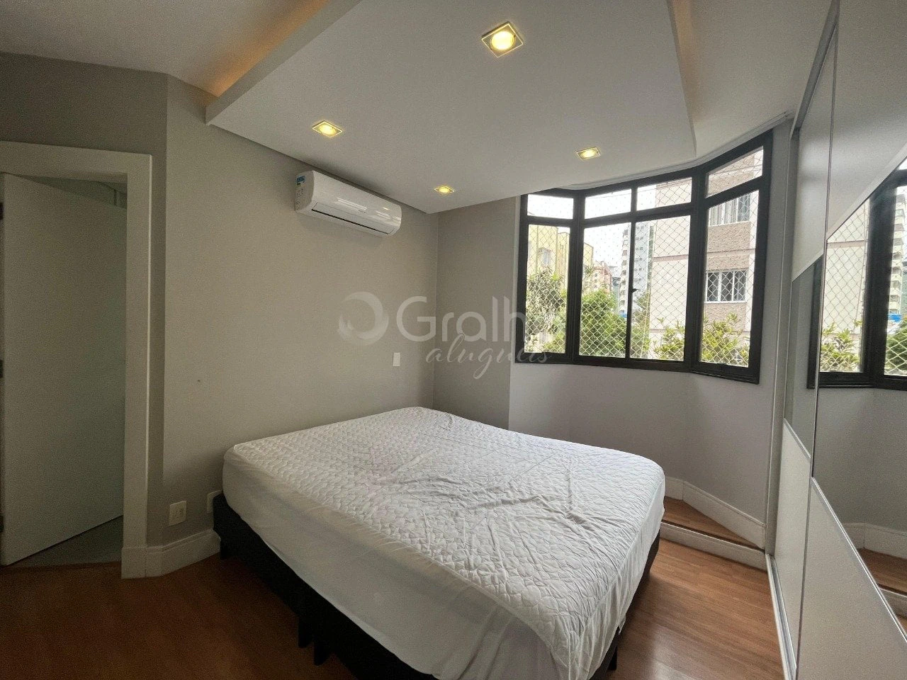 Apartamento com piso de madeira ou laminado, Centro — photo 17
