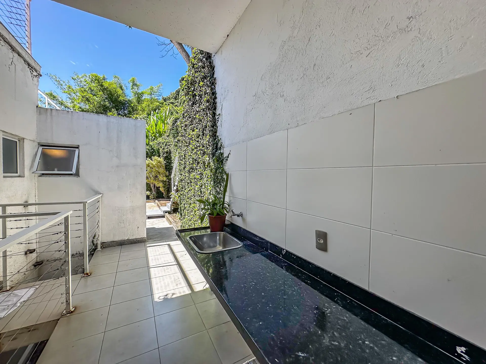 Floor-to-ceiling windows in a 4-bedroom house, 400 m² — photo 38