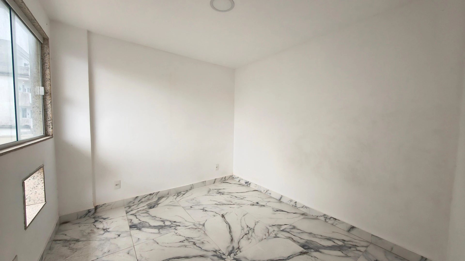 2-bedroom apartment with a glass-enclosed balcony — photo 3