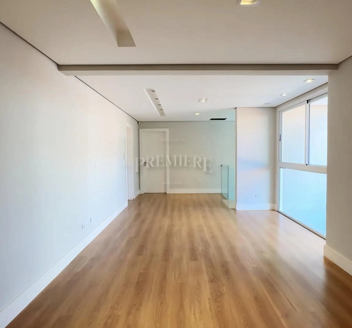 4-bedroom house with a glass-enclosed balcony in Curitiba — photo 11