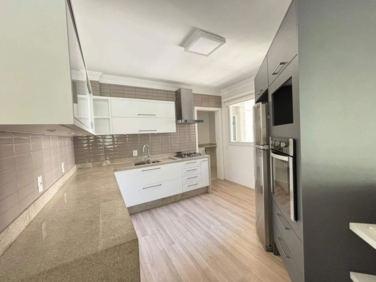 Glass-enclosed balcony in a 4-bedroom apartment, 127 m² — photo 2