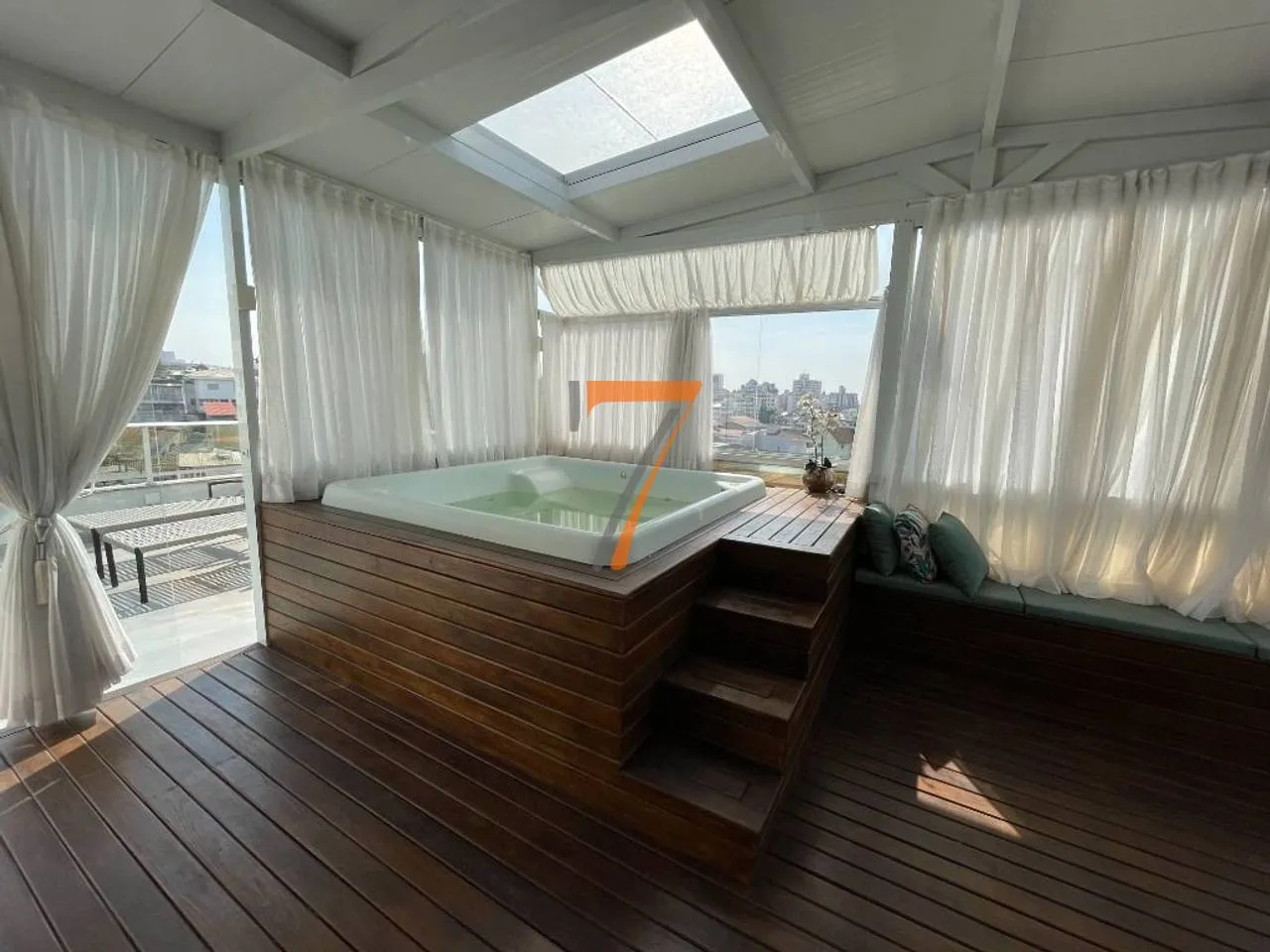 Furnished penthouse with 2 en-suite bedrooms and 210 m² — photo 4