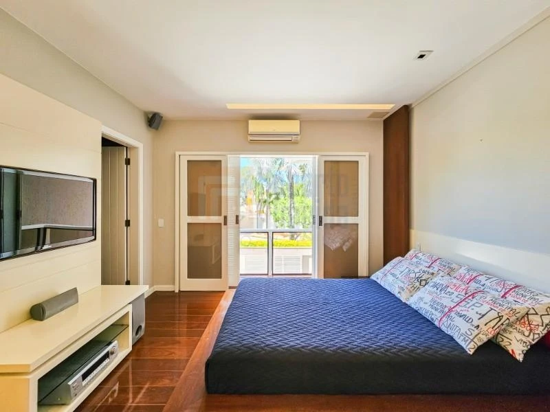 832 m² house with 6 bedrooms and an open-plan kitchen — photo 31