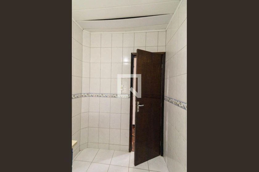 3-bedroom house with wood or laminate floors in Curitiba — photo 39