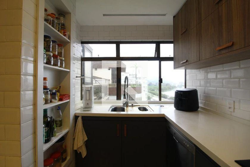 Furnished 4-bedroom apartment with 245 m² and glass balcony — photo 19